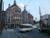 Antwerpen Centraal Station mit der Linie 12 davor auf dem Koningin Astridplein