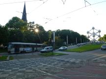 H Centenaire: links Saint-Lambert-Kirche, rechts im Hintergrund das Atomium