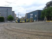 Schleife auf dem Place Poelaert, mittig Streckengleise der Linien 92, 94)