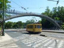 Tw 1376 unter der Fußgängerbrücke vor dem Straßenbahnmuseum 