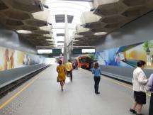 Metro Station Belgica, Bedienung im Linksverkehr