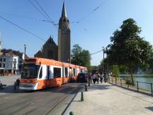 Linie 81 auf der Avenue de l'Hippodrome, im Hintergrund Eglise Sainte-Croix