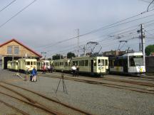 historische Wagen vor dem Depot Knokke, ganz rechts Tw Typ BN auf Linie nach De Panne