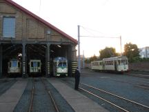 am Abend in Knokke, als die historischen Wagen zurück in die Wagenhalle rangieren