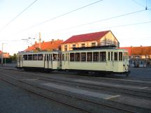 3-achsiger Tw 354 (Bj 1954 für Gent) schiebt seinen Beiwagen zurück in die Wagenhalle