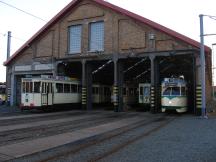 am Abend in Knokke, als die historischen Wagen zurück in die Wagenhalle rangieren