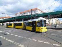 Berliner Str Ecke Bornholmer Str, im Hintergrund die Hochbahntrasse der U2