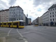 Rosenthaler Pl (links M1, rechts 12), im Hintergrund der Berliner Fernsehturm