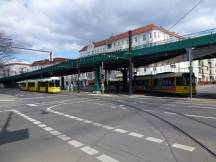 Berliner Str Ecke Bornholmer Str, im Hintergrund die Hochbahntrasse der U2