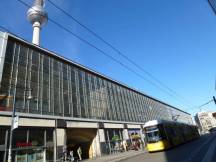 H Alexanderpl, im Hintergrund links der Berliner Fernsehturm