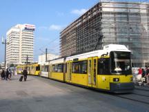 Niederflurdoppelzug am Alexanderplatz