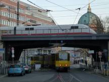 Unterführung unter der Stadtbahn an der Burgstr, im Hintergrund der Berliner Dom