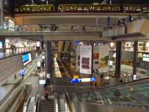 auf der oberen Ebene einfahrene S-Bahn in den Hbf, Blick von der Straßenebene