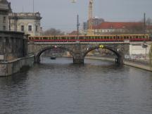 Spreebrücke der Stadtbahn, links die Museumsinsel