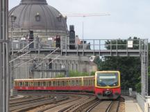 Baureihe 481/482 unterwegs auf der Berliner Stadtbahn, im Hintergrund das Bode-Museum