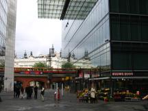 Arkaden der Berliner Stadtbahn hinter den Fassaden am Kurfürstendamm