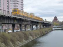 neben dem Landwehrkanal zwischen Hallesches Tor und Möckernbrücke