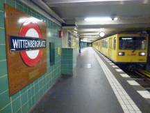 U-Bf Wittenberpl - mit Stationsschild der London Underground