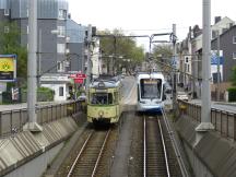links: historischer Tw (Bj 1968), rechts moderne Variobahn (Bj 2016) auf Rampe Wittener Str