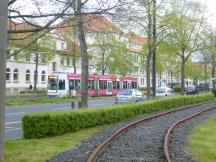 Gleis vor dem eh. Depot Graurheindorf, im Hintergrund das Innenministerium