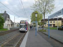 H Küdinghoven, Fahrtrichtung Oberkassel, links das alte Bahnhofsgebäude