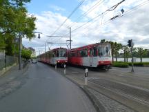 Clemens-August-Str: links Zug aus Bad Honnef, rechts Warten auf dem Abstellgleis