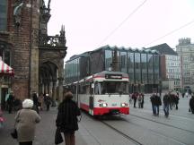 auf dem Marktplatz, vorbei an den Säulen des Rathauses, Fahrtrichtung Gröpelingen