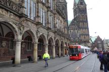 Niederflurwagen (Bj 1993) am Rathaus, im Hintergrund St. Petri Dom