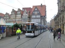 während des Weihnachtsmarkts läuft ein Streckenwärter der Bahn voraus