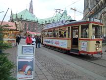 BDM Tw701 (Bj 1947) in der Adventszeit am Dom, im Hintergrund das Rathaus