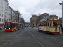 Tw701 am Hbf, l. Linie 10 n. Hastedt-Bennigsenstr; hinten rechts das Übersee-Museum