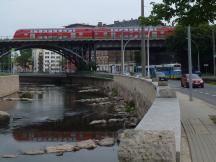 DB-Brücke über die Chemnitz und der auf der Annaberger Str verkehrenden Linie 5