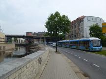 DB-Brücke über die Chemnitz und der auf der Annaberger Str verkehrenden Linie 6