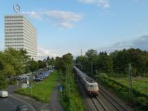 IC118 passiert das Bonn-Center (links) am Bundeskanzlerplatz