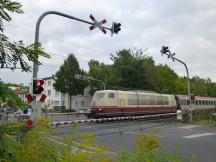 IC118 auf dem Bahnübergang Rheinweg in Bonn