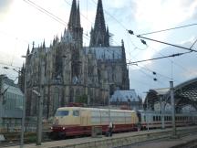 Ausfahrender IC118 aus Köln Hbf Richtung Düsseldorf passiert den Kölner Dom