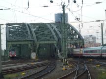 IC118 befährt die Hohenzollernbrücke in Köln, ganz links S-Bahn zum K-Hbf