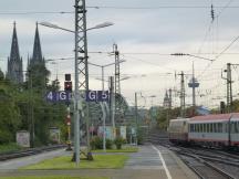 IC119 passiert Köln Messe/Deutz Richtung K-Hbf, links der Kölner Dom