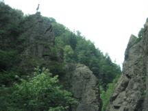 Höllental: oben links Denkmal am Hirschsprung