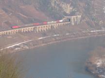 Güterzug auf dem Viadukt gegenüber Pünderich an der Mosel