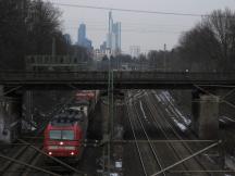 Güterzug, bespannt mit der BR 145 bei Frankfurt (Main) Louisa