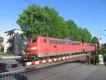 Güterzug, bespannt mit der BR 151 auf einem BÜ in Bonn