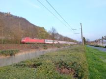 über die rechtsrheinische Strecke umgeleiteter IC am Drachenfels bei Königswinter