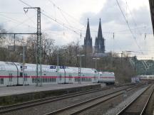 doppelstöckige InterCity-Garnitur durchfährt Bf Köln-Deutz, im Hintergrund der Dom