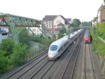 Wuppertal: ICE (links) und S-Bahn Linie S8 (rechts) neben der Schwebebahnstrecke