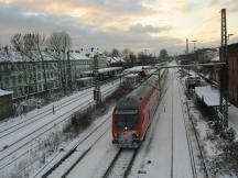 Winterlandschaft in Düsseldorf Gerresheim mit RE4 Richtung Dortmund über Wuppertal