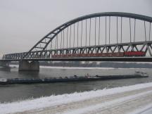 S8 (Mönchengladbach-Hagen), bespannt mit BR143 auf der Rheinbrücke bei D'dorf-Hamm