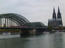 auf der Hohenzollernbrücke über den Rhein zwischen Köln Messe/Deutz und Köln Hbf