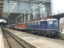 E-Lok BR E41 vor Diesellok BR218 in Frankfurt (Main) Hbf