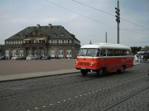 historischer Bus am Theaterpl in der Altstadt